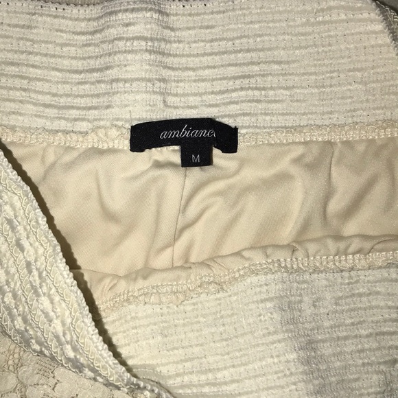 Ambiance cream/offwhite lace shorts size medium - Picture 4 of 4